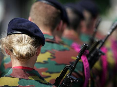 Des pop-up stores dans des centres commerciaux pour attirer les femmes dans l'armée