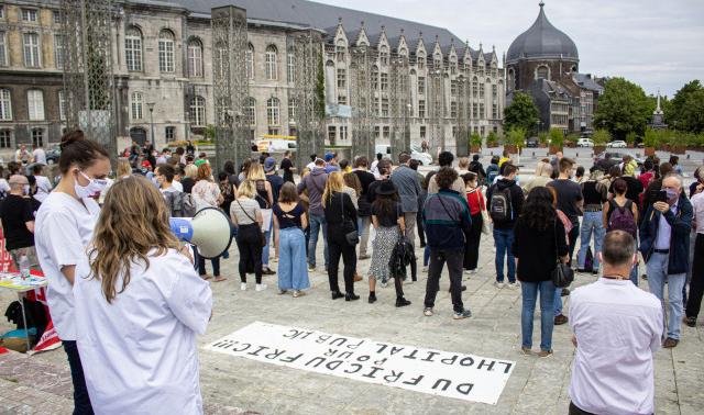 Une centaine de personnes "tournent le dos" aux autorités à Liège