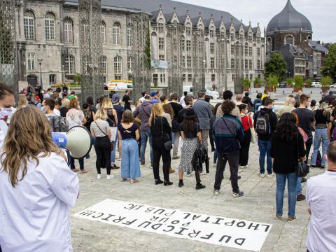 Une centaine de personnes "tournent le dos" aux autorités à Liège