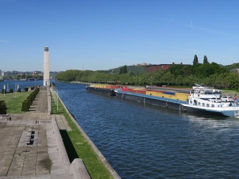 Port autonome de Liège : croissance du transport fluvial de conteneurs.