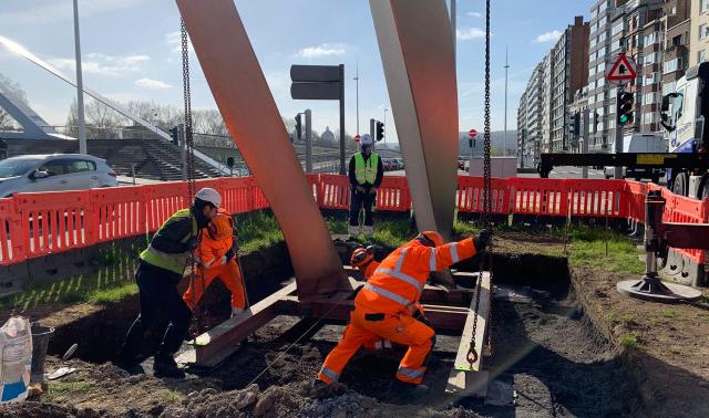 Tram : la Bètchète installée près de la passerelle La Belle Liégeoise