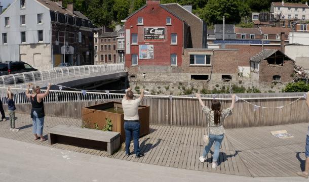 Chaîne humaine de 5.000 personnes en hommage aux sinistrés entre Verviers et Chênée