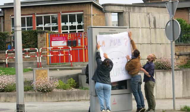 Action de Liège Sans Pub devant une école à Liège 