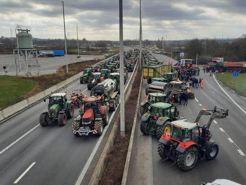 Manifestation des agriculteurs: l'E25 fermée à hauteur de Visé