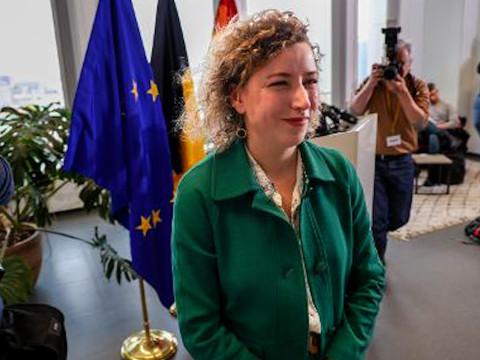 Pour Sarah Schlitz, il est "évident" d'honorer son mandat à la Chambre