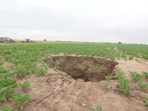 Crisnée : un immense trou apparaît dans un champ