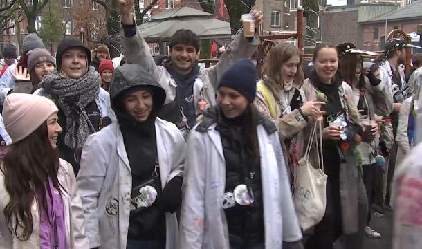 2500 étudiants défilent à Liège pour la Saint-Nicolas