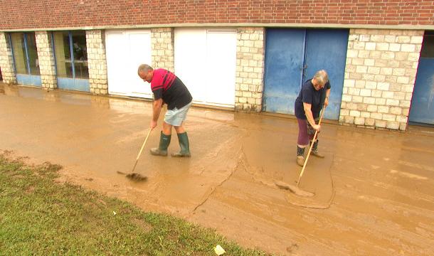 Des enfants évacués suite aux inondations à Geer.
