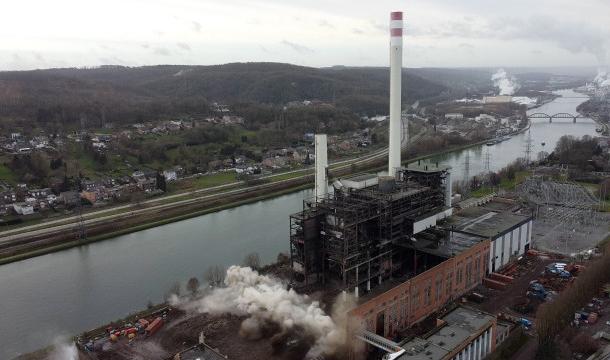 La première cheminée de la centrale des Awirs s'est affalée 