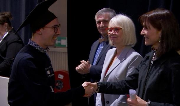 À peine diplômés, les infirmiers sont engagés