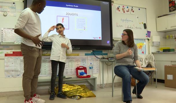 Apprendre les gestes de premier secours aux sourds et malentendants 
