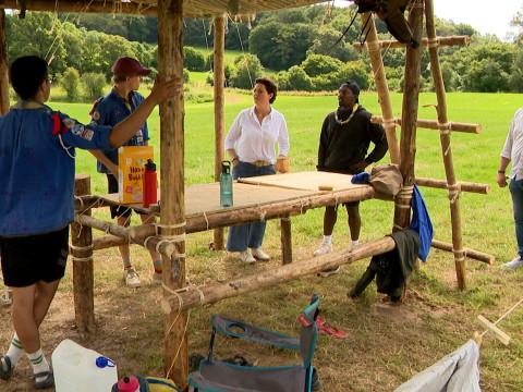 Camps de jeunesse : les adultes veillent à distance