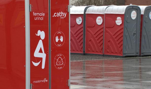 Cathy Cabine propose des urinoirs féminins pour les festivals