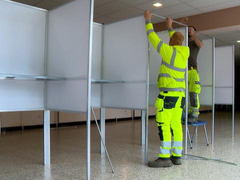 Crisnée: les isoloirs sont en cours d'installation