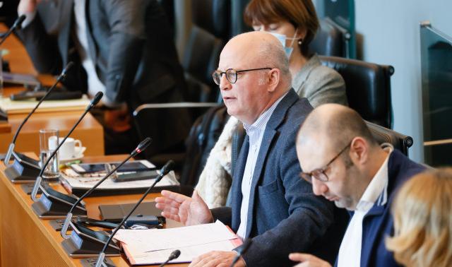 Crucke: "Des mains invisibles ? Ce sont les mains sales qu'on ne peut plus accepter"