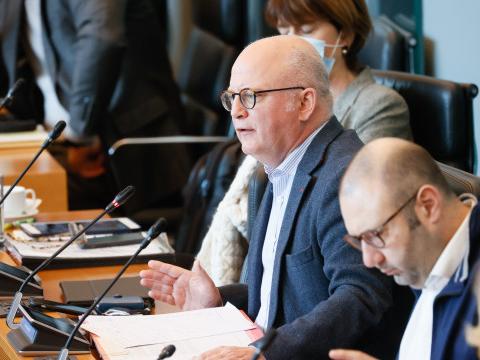 Crucke: "Des mains invisibles ? Ce sont les mains sales qu'on ne peut plus accepter"