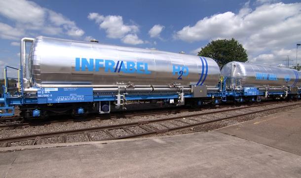 De l'eau chaude contre les mauvaises herbes ? Voici un train désherbant, testé à Visé