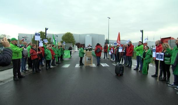 Dépôt d'une gerbe de fleurs par les travailleurs Mestdagh chez Intermaché à Villers-le-Bouillet