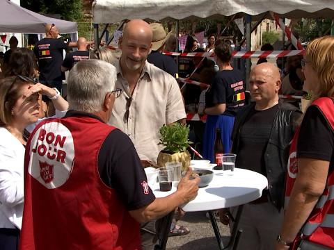 Des bénévoles encore présents toutes les semaines: "C'est loin d'être fini"
