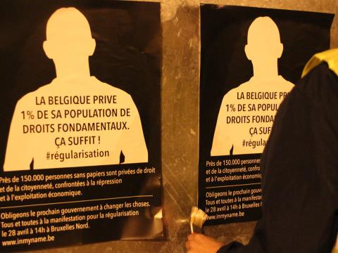 Des citoyens mènent une action d'affichage pour la régularisation des sans-papiers