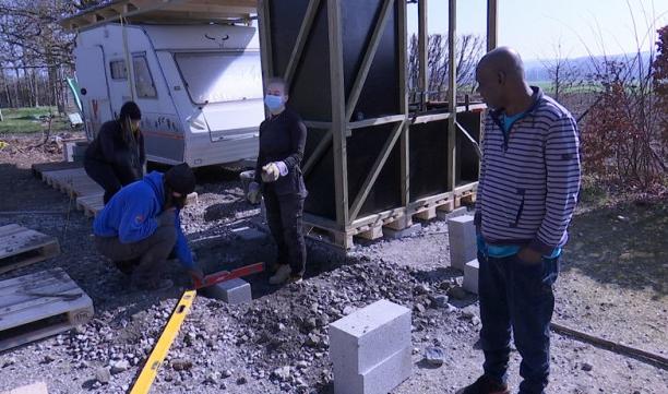 Des étudiants en architecture améliorent le logement précaire d'un SDF 