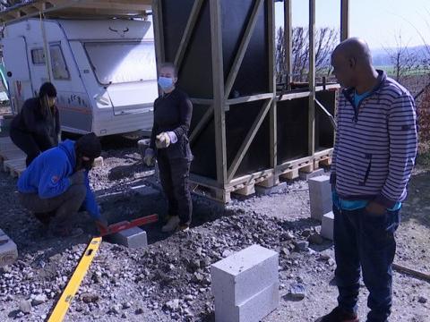Des étudiants en architecture améliorent le logement précaire d'un SDF 