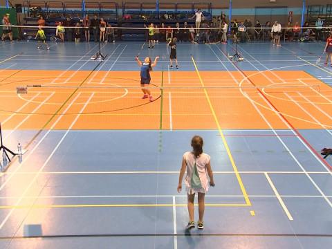 Des jeunes mordus de badminton