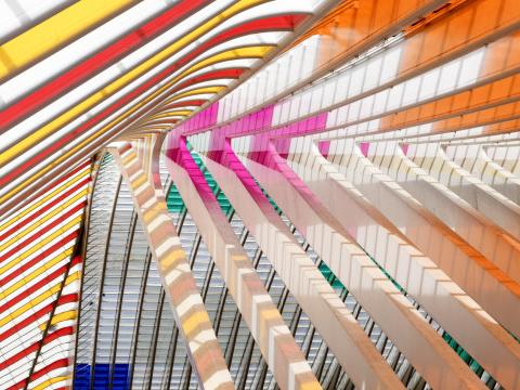 Deux prix Caïus du mécénat pour la gare habillée par Daniel Buren