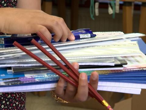 Distribution de fournitures scolaires par l'ASBL "Vaincre la Pauvreté"