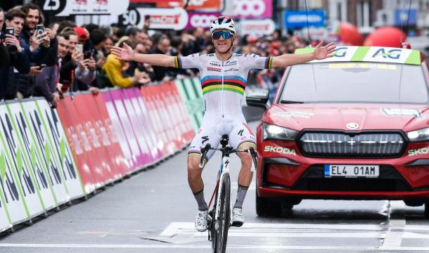 Evenepoel : "Une victoire fantastique en arc-en-ciel dans une course fantastique"