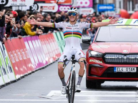 Evenepoel : "Une victoire fantastique en arc-en-ciel dans une course fantastique"