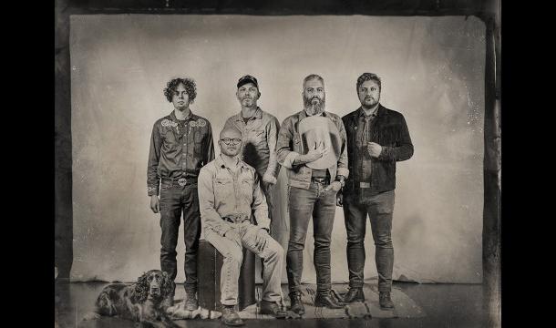 Everyone is guilty chante le Far West à travers son nouvel album "Horns" 