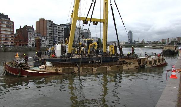 La deuxième péniche sortie de l'eau