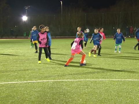 Le football attire toujours plus de filles 