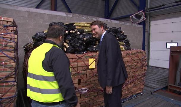 Le ministre Ducarme en visite à l'aéroport cargo de Liège 