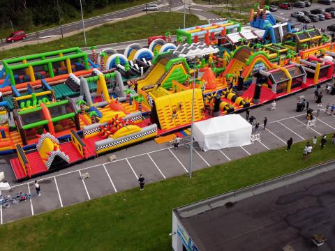 Le plus long parcours gonflable du monde sur un parking à Rocourt