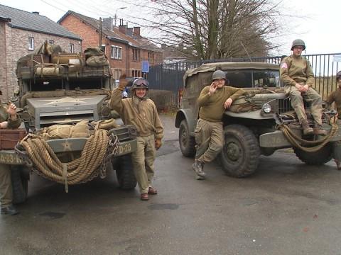 Les enfants et les véhicules US de la Bataille des Ardennes