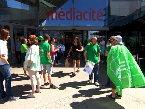 Manifestation à la Médiacité : "850 € de parking pour travailler, c'est internable"