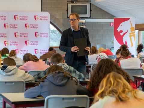 Martin Charlier en instituteur pour la dictée des Classiques ardennaises