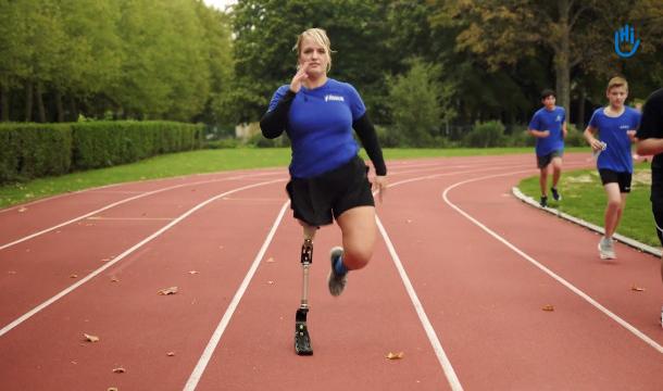Née sans jambe droite, Ania va relever le défi des 20 km de Bruxelles ! 
