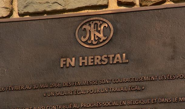 Plaque commémorative en hommage aux femmes grévistes de la FN Herstal.