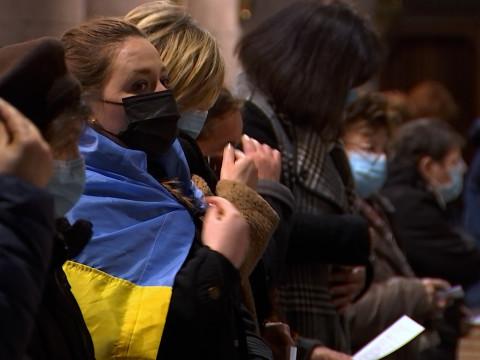 Plus de 200 personnes prient pour la paix en Ukraine à la cathédrale Saint-Paul de Liège
