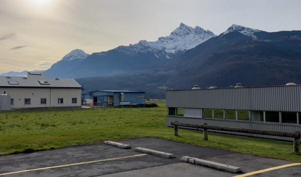 PRAYON mange une petit suisse