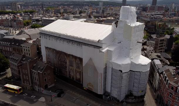 Que se passe-t-il sous la bâche de la collégiale Sainte-Croix ?