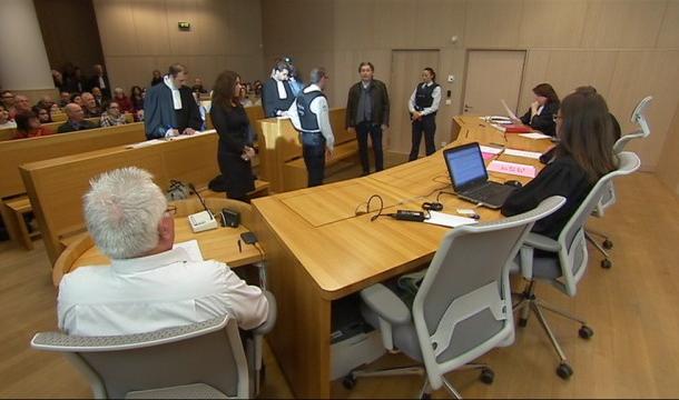 Sans ses vêtements civils, le détenu refuse de venir à son procès 