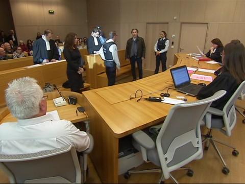 Sans ses vêtements civils, le détenu refuse de venir à son procès 