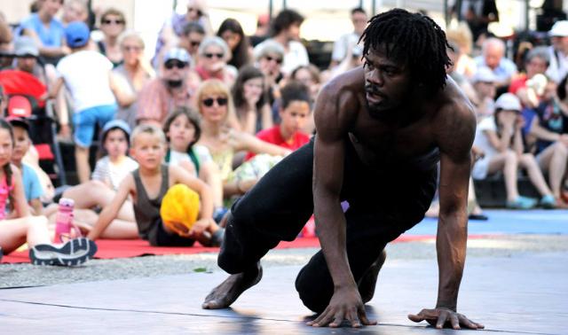 Transfrontalier, une performance du danseur Zora Snake au Festival de Liège 