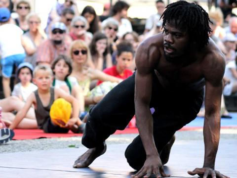 Transfrontalier, une performance du danseur Zora Snake au Festival de Liège 