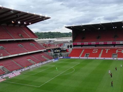 Tribunes vides à Sclessin en aoÍ»t