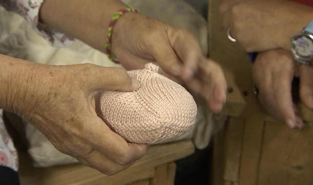 Tricoter des 'petits nichons' pour la bonne cause